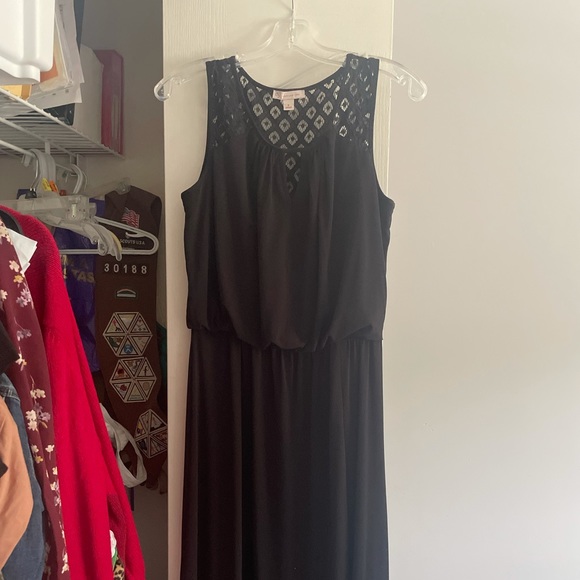 Floor length black dress with lace back - Picture 4 of 5